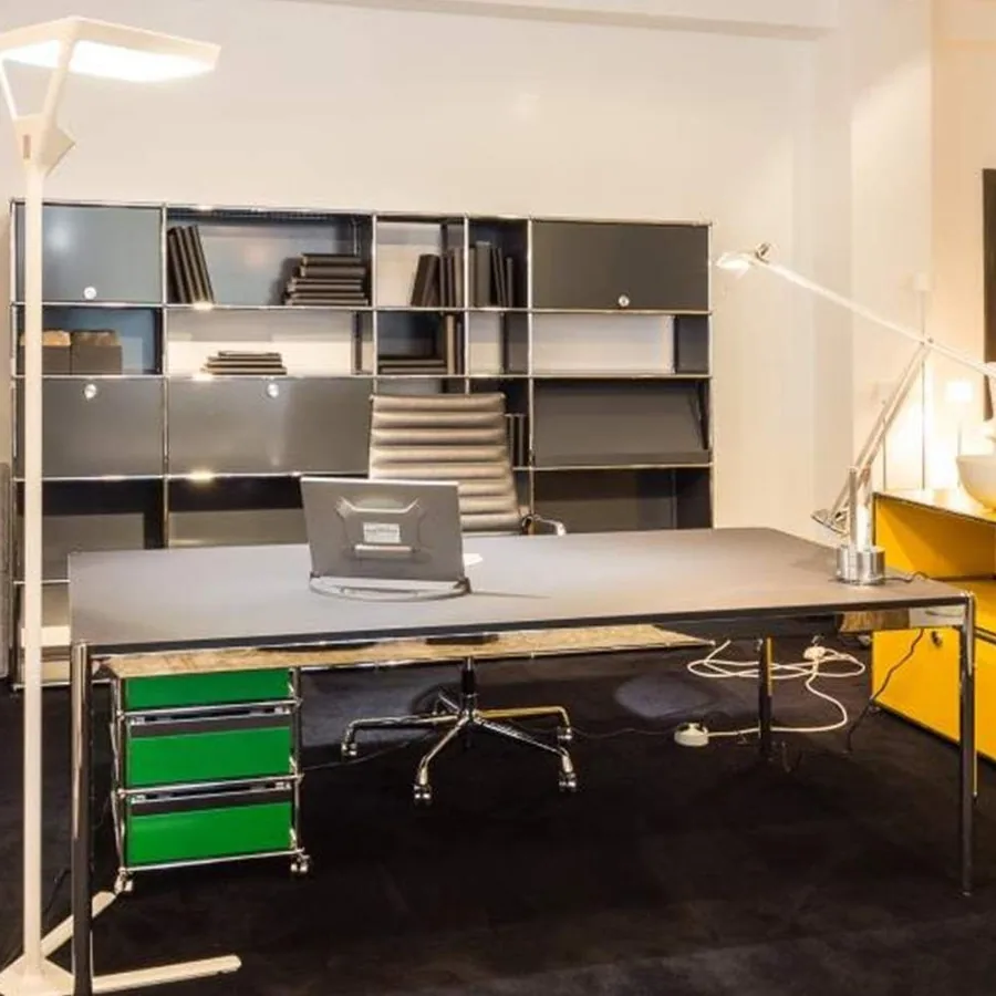 Showroom arredare Essen: Arbeitsplatz mit USM Haller Regal und Sideboard