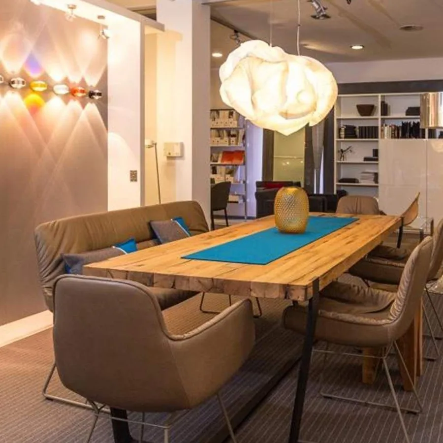 Showroom arredare Essen: Essbereich mit Polsterstühlen und Designleuchten